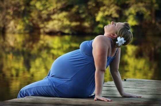 When does back pain start in pregnancy
